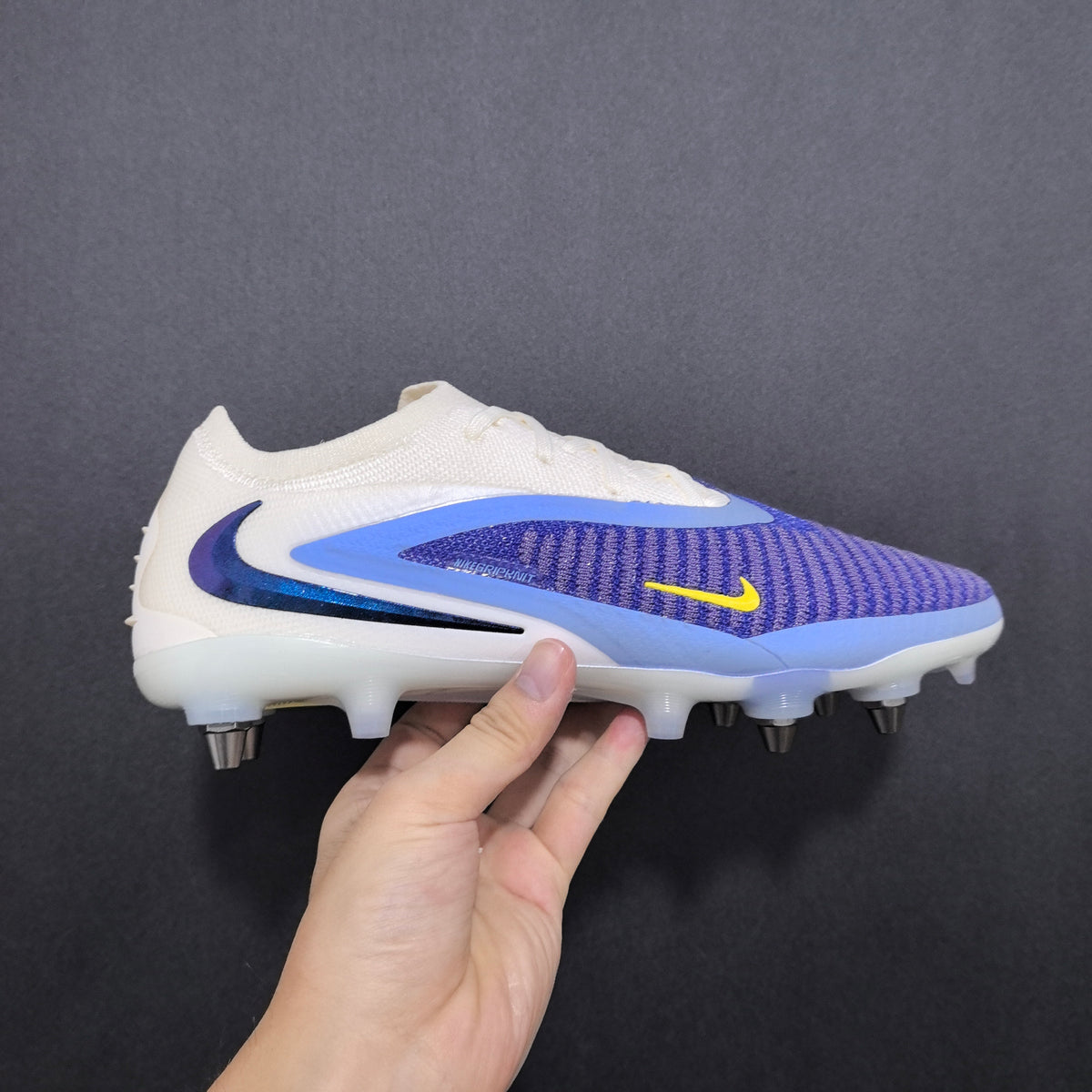 Chuteira Campo Nike Phantom GX 6 SG Elite + Brindes