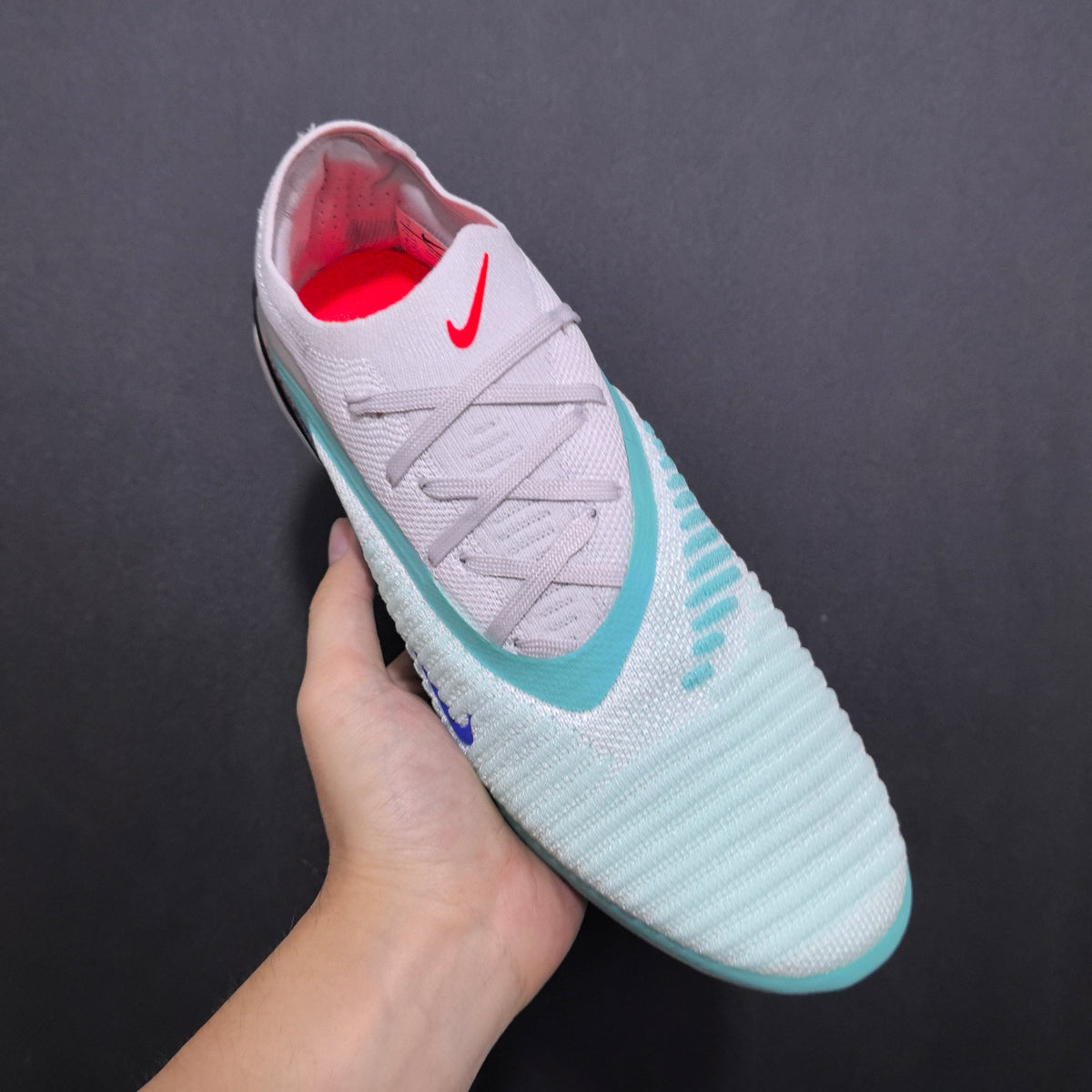 Chuteira Campo Nike Phantom GX 6 SG Elite + Brindes