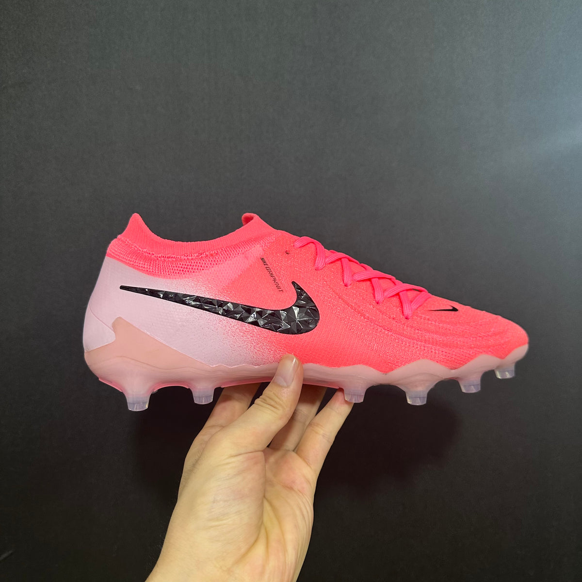 Chuteira Campo Nike Phantom Luna 2 AG Elite + Brindes