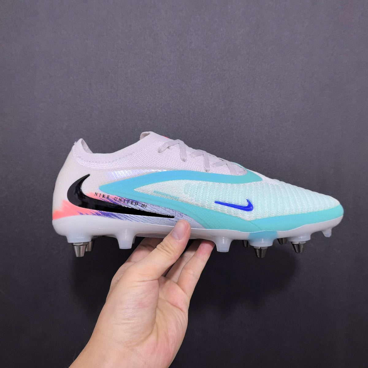Chuteira Campo Nike Phantom GX 6 SG Elite + Brindes