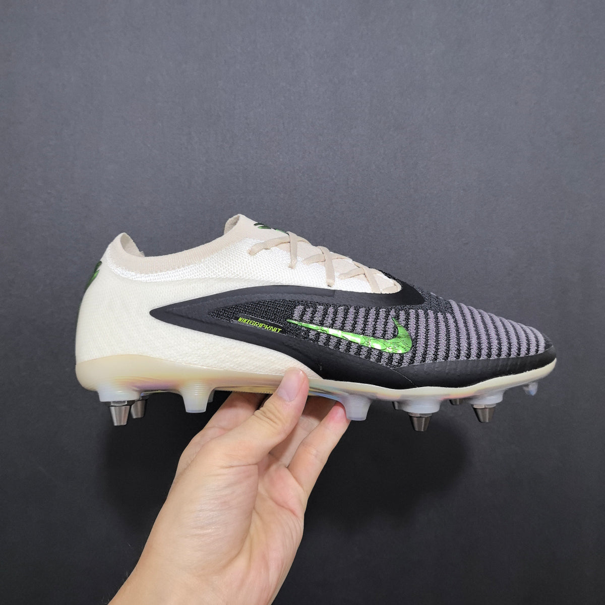 Chuteira Campo Nike Phantom GX 6 SG Elite + Brindes