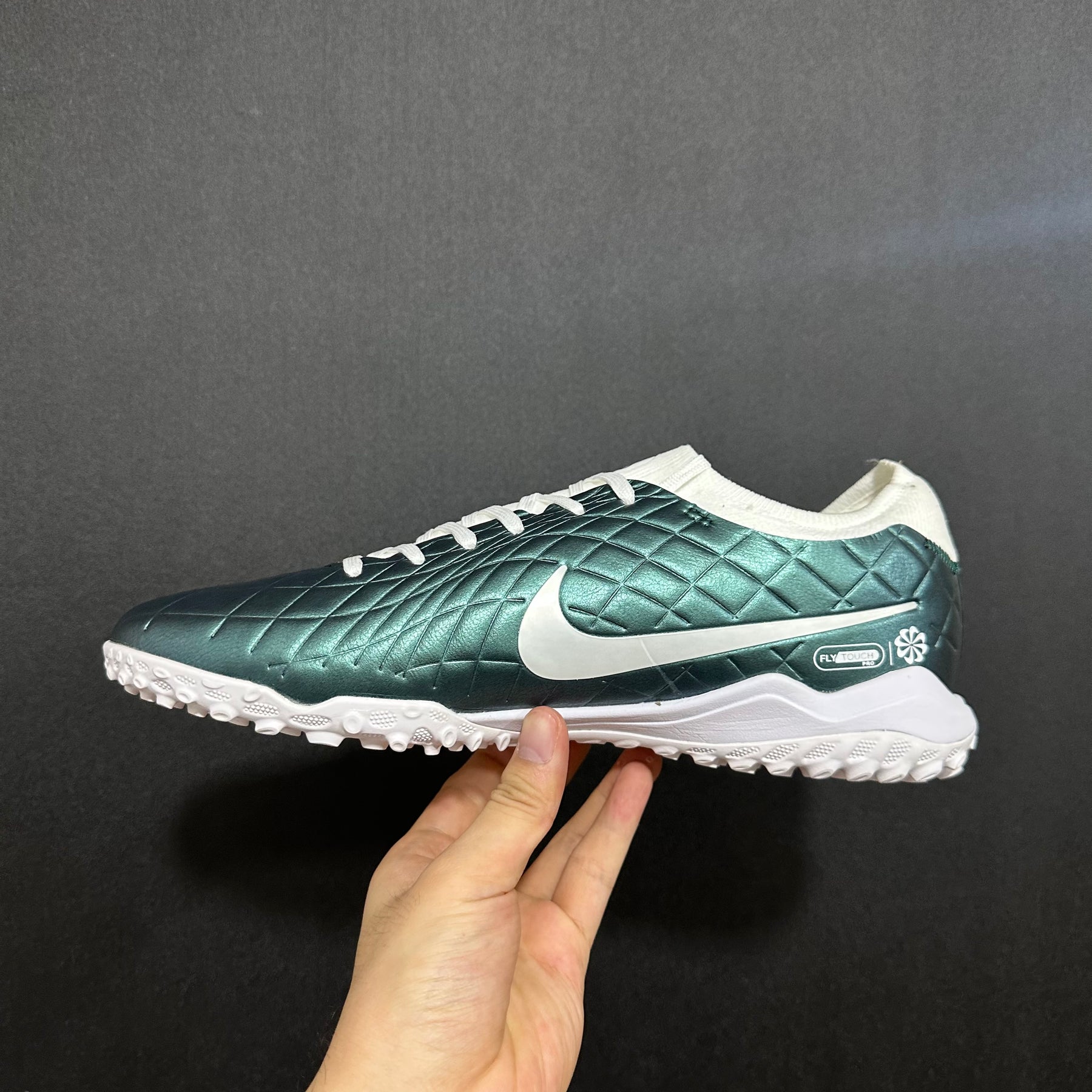 Chuteira Society Nike Tiempo Legend 10 TF Elite + Brindes