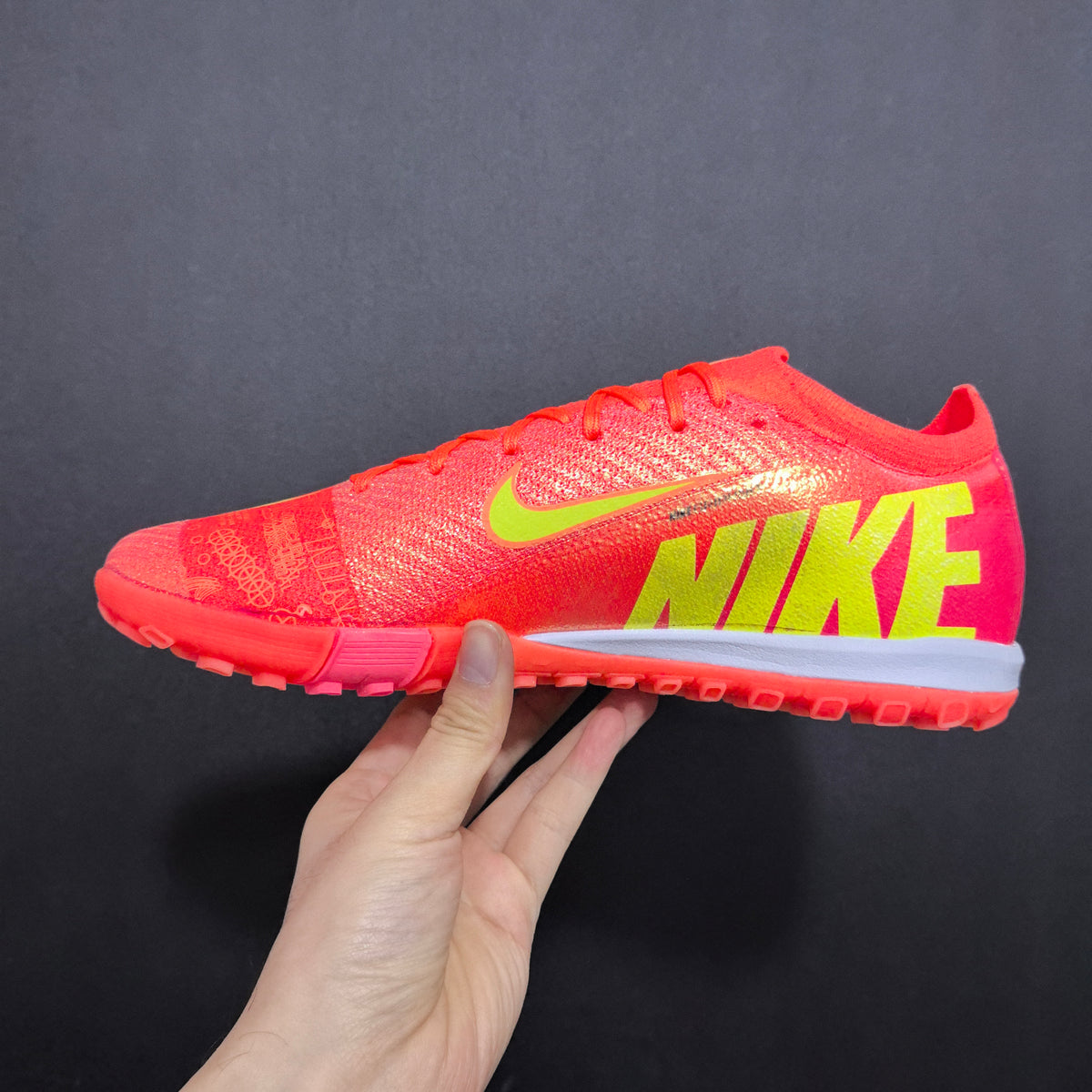 Chuteira Society Nike Air Zoom Mercurial Vapor 16 TF Elite + Brindes