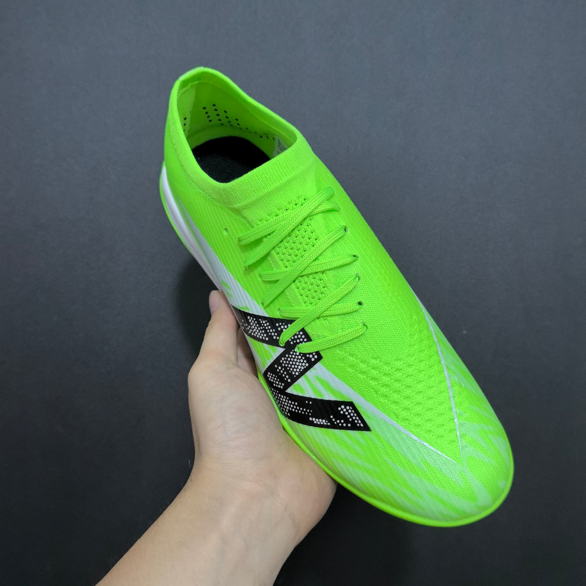 Chuteira Society New Balance Furon V8 TG Elite + Brindes