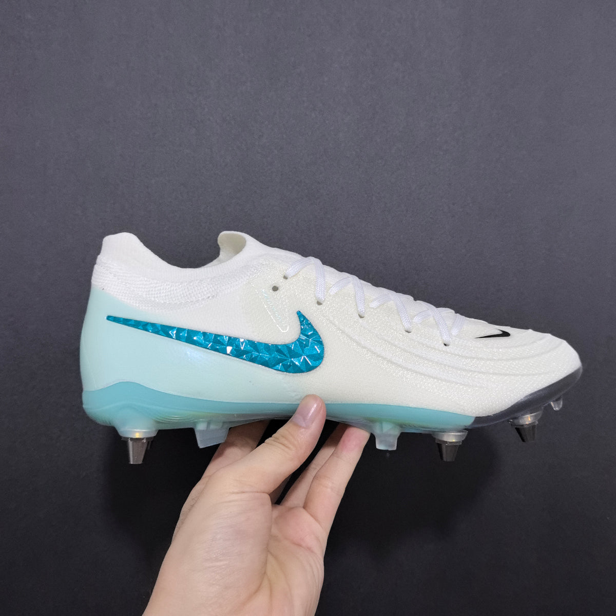 Chuteira Campo Nike Phantom Luna 2 SG Elite + Brindes