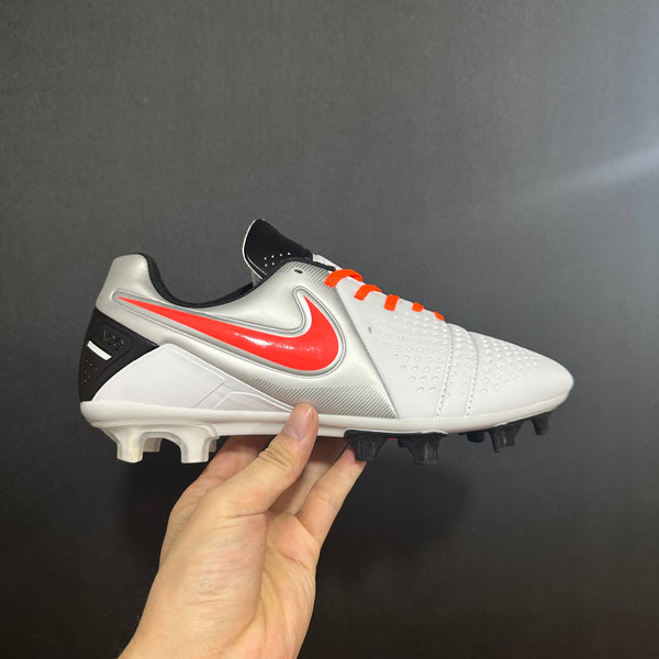 Chuteira Campo Nike CTR360 Maestri III FG + Brindes