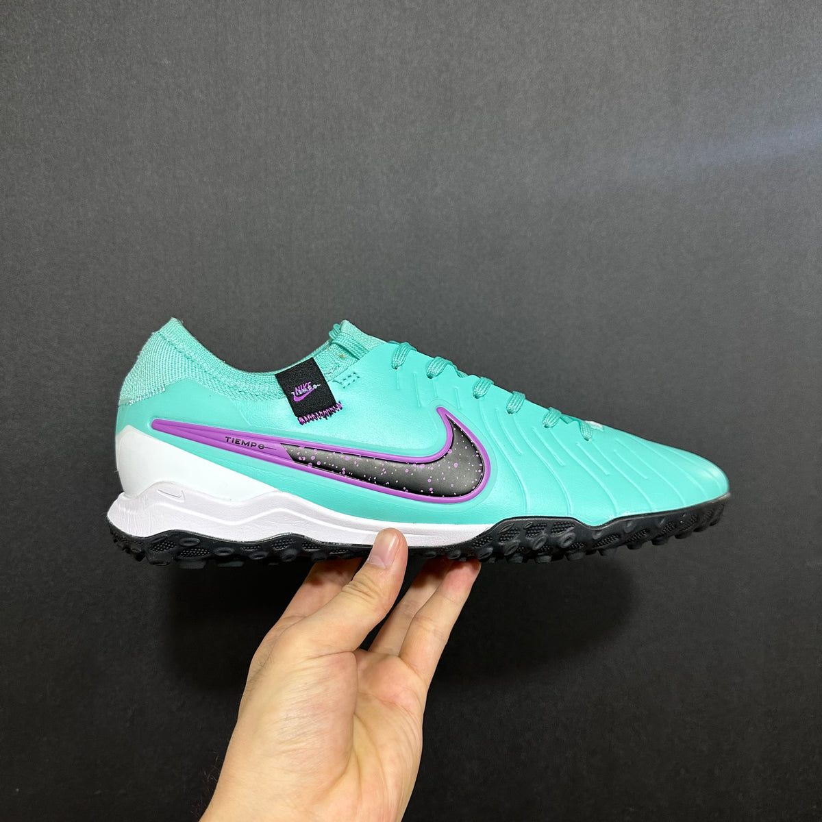 Chuteira Society Nike Tiempo Legend 10 TF Elite + Brindes